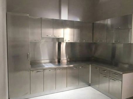 Установка фасадов на кухню из металла